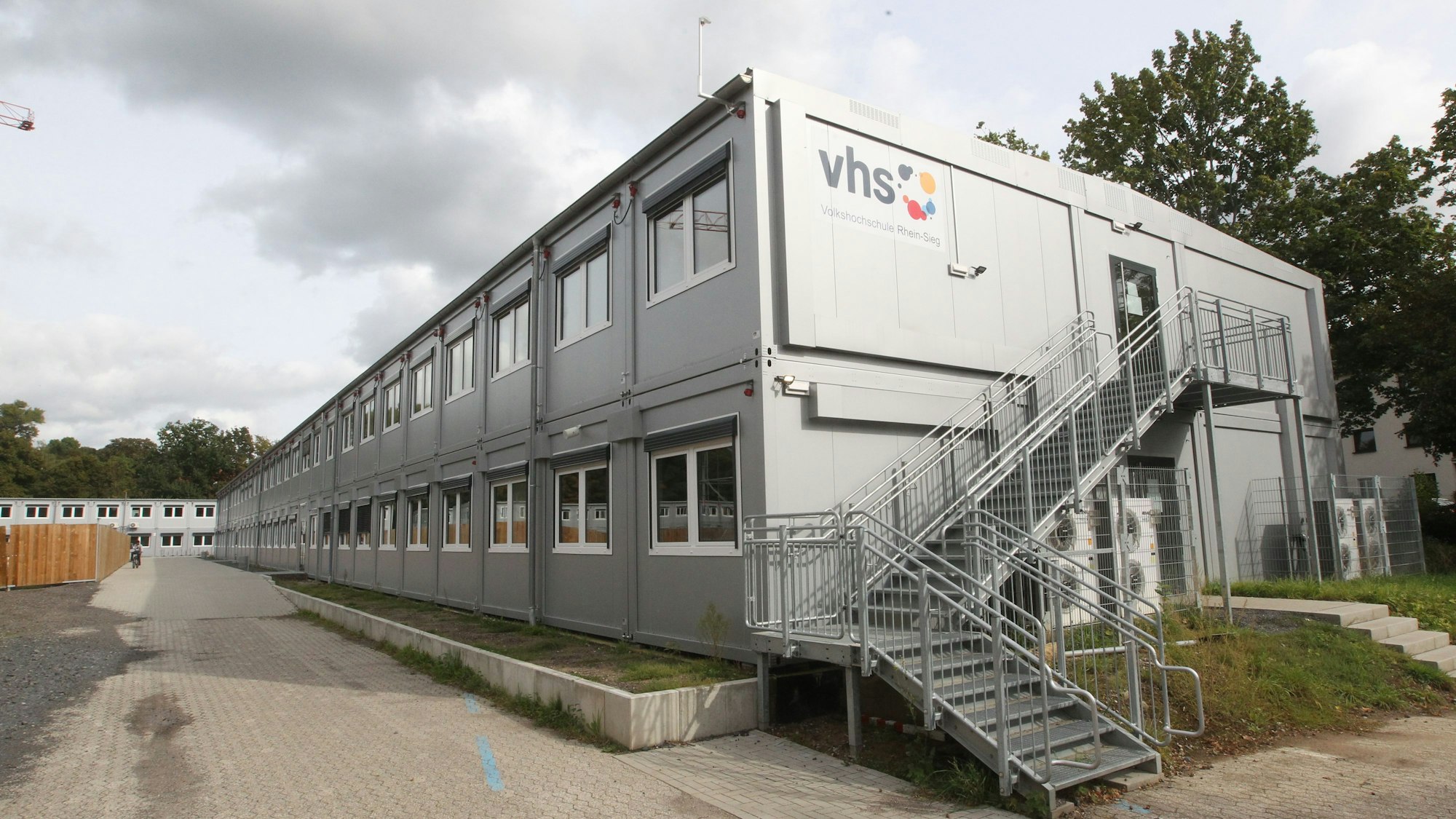 Zweistöckige Container mit Unterrichtsräumen