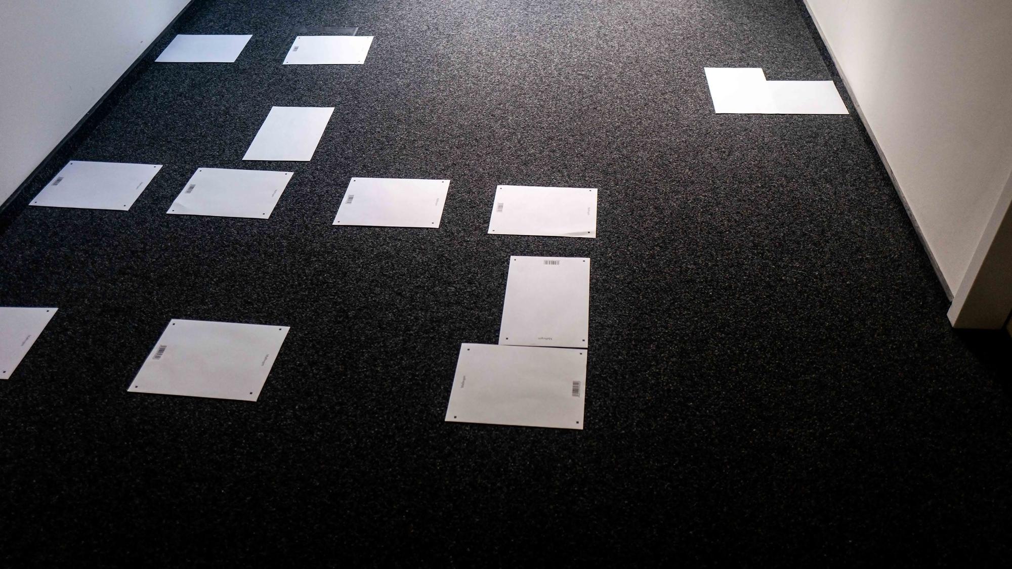 Das Bild zeigt ein Büro im Anbau. Auf dem Boden liegen DIN-A4-Zettel, die symbolisieren sollen, wo der Schreibtisch stehen soll.