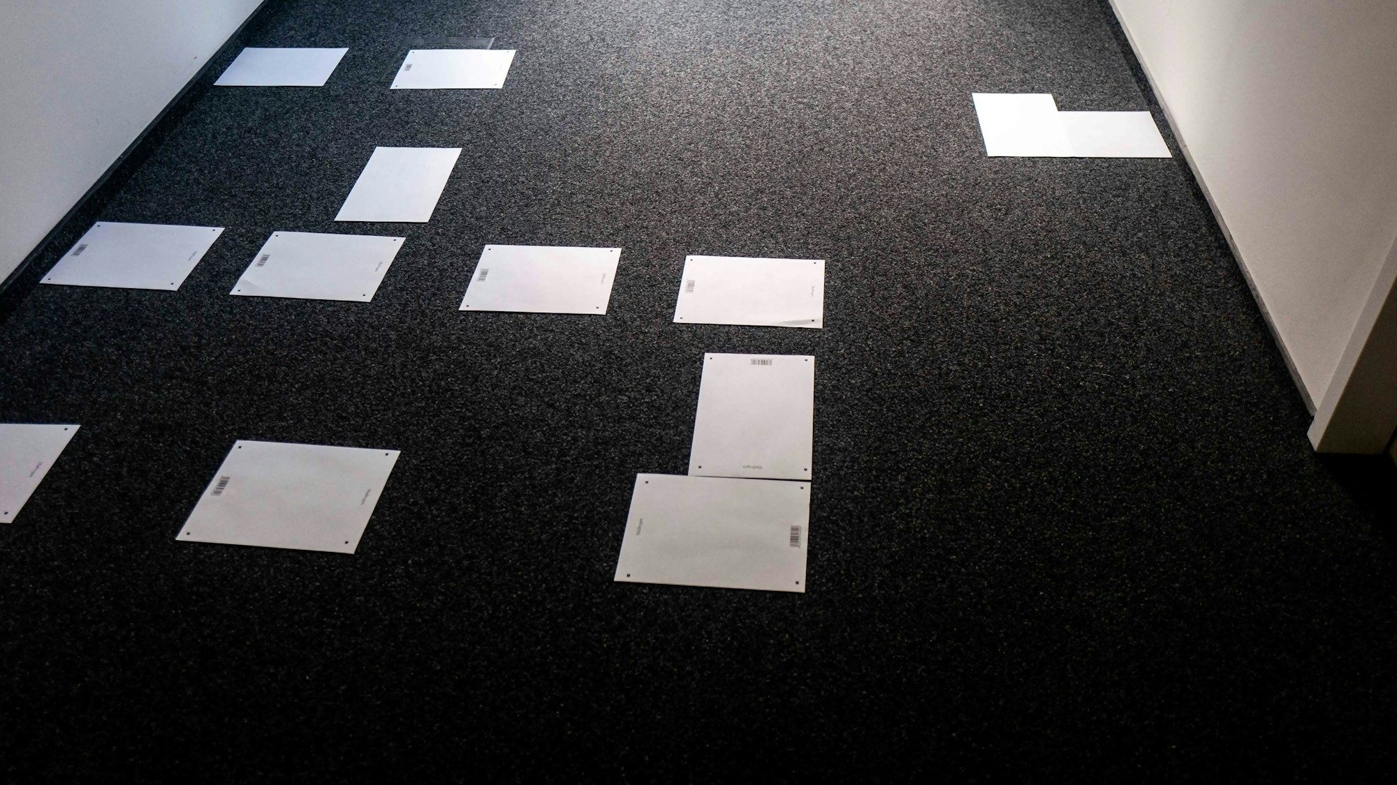 Das Bild zeigt ein Büro im Anbau. Auf dem Boden liegen DIN-A4-Zettel, die symbolisieren sollen, wo der Schreibtisch stehen soll.