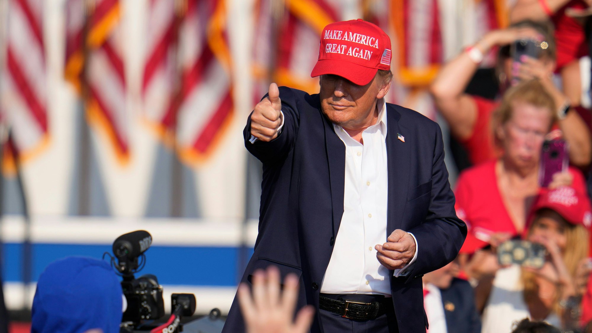 Der republikanische Präsidentschaftskandidat und ehemalige Präsident Donald Trump spricht bei einer Wahlkampfveranstaltung am 13. Juli 2024.