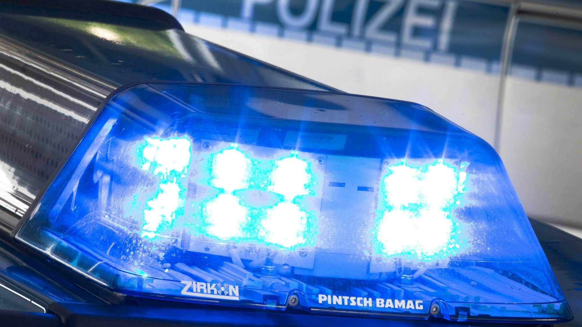 Ein Blaulicht auf dem Dach eines Polizeiwagens