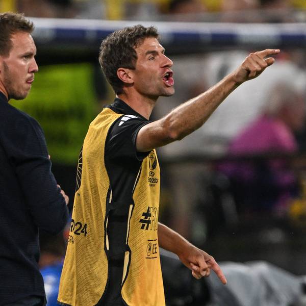 Immer emotional dabei: Thomas Müller gestikuliert neben Bundestrainer Julian Nagelsmann während des EM-Achtelfinals gegen Dänemark an der Seitenlinie.