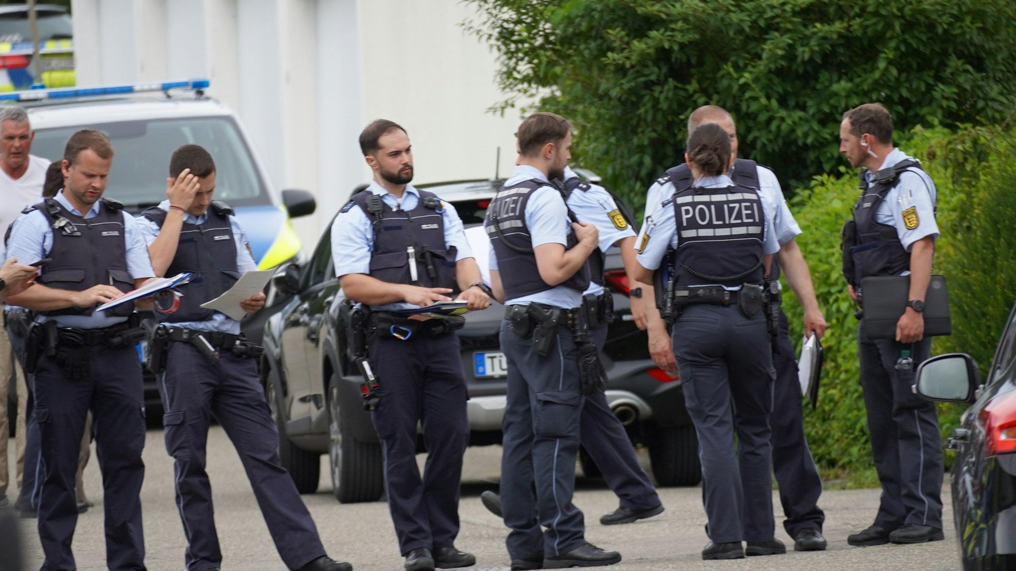 Polizisten stehen an einer Straße bei einem Einsatz in Albstadt-Lautlingen.