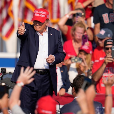 Der republikanische Präsidentschaftsbewerber und ehemalige US-Präsident Donald Trump kommt zu einer Wahlkampfveranstaltung in Butler, Pennsylvania.
