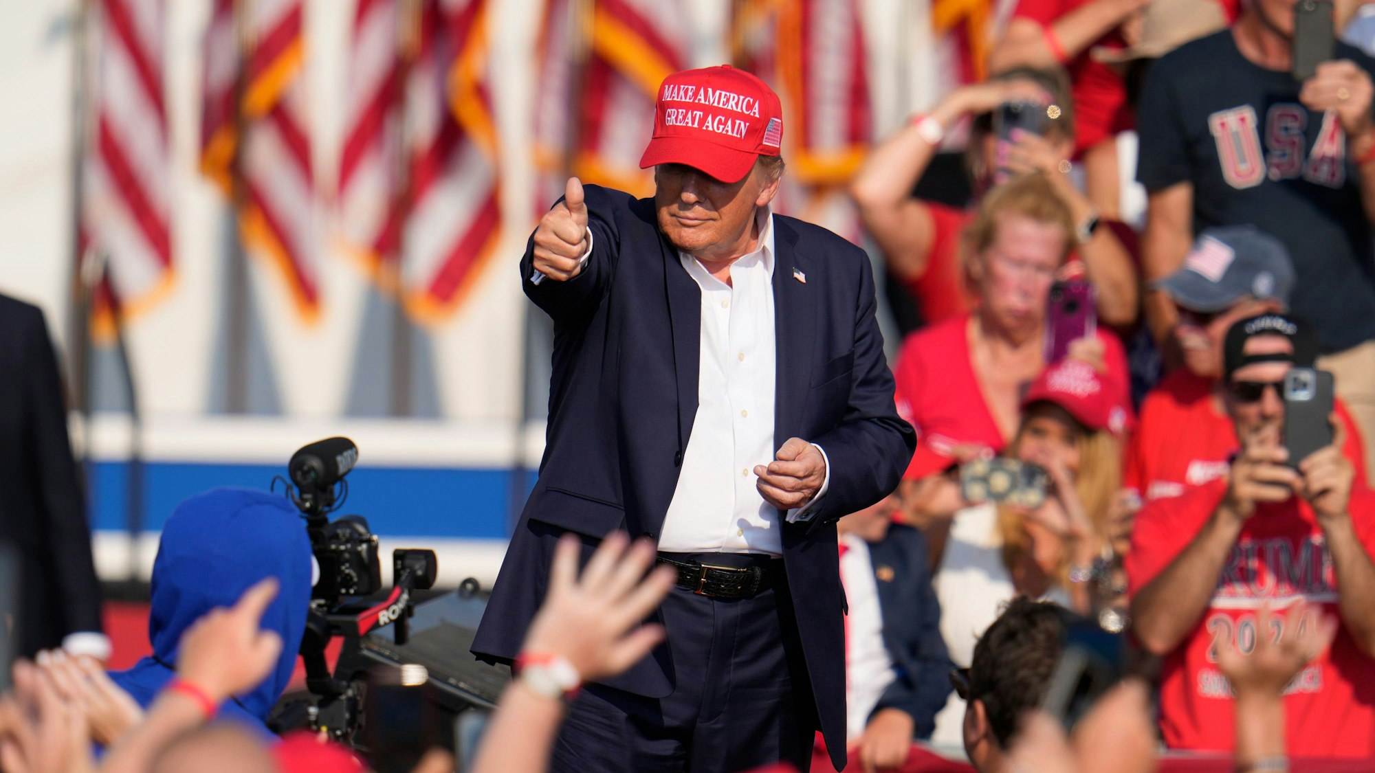 Der republikanische Präsidentschaftsbewerber und ehemalige US-Präsident Donald Trump kommt zu einer Wahlkampfveranstaltung in Butler, Pennsylvania.