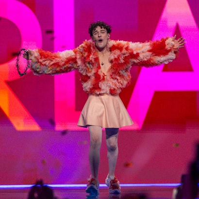 Nemo aus der Schweiz jubelt nach dem Gewinn im Finale des Eurovision Song Contest (ESC) 2024 mit seinem Titel "The Code".