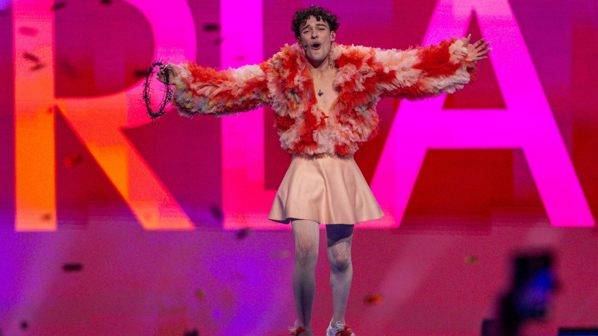 Nemo aus der Schweiz jubelt nach dem Gewinn im Finale des Eurovision Song Contest (ESC) 2024 mit seinem Titel "The Code".