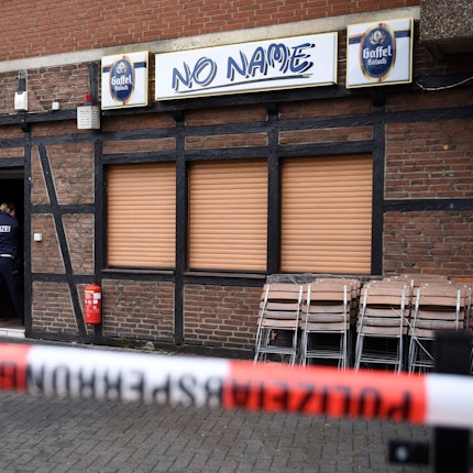 Eine Polizistin am Tatort in Nippes im Jahr 2015