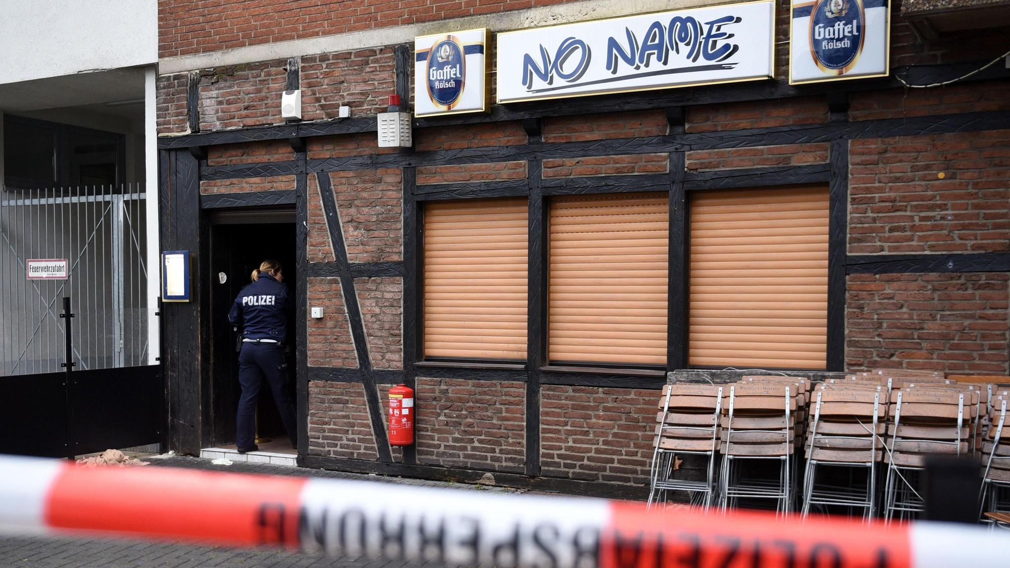 Eine Polizistin am Tatort in Nippes im Jahr 2015