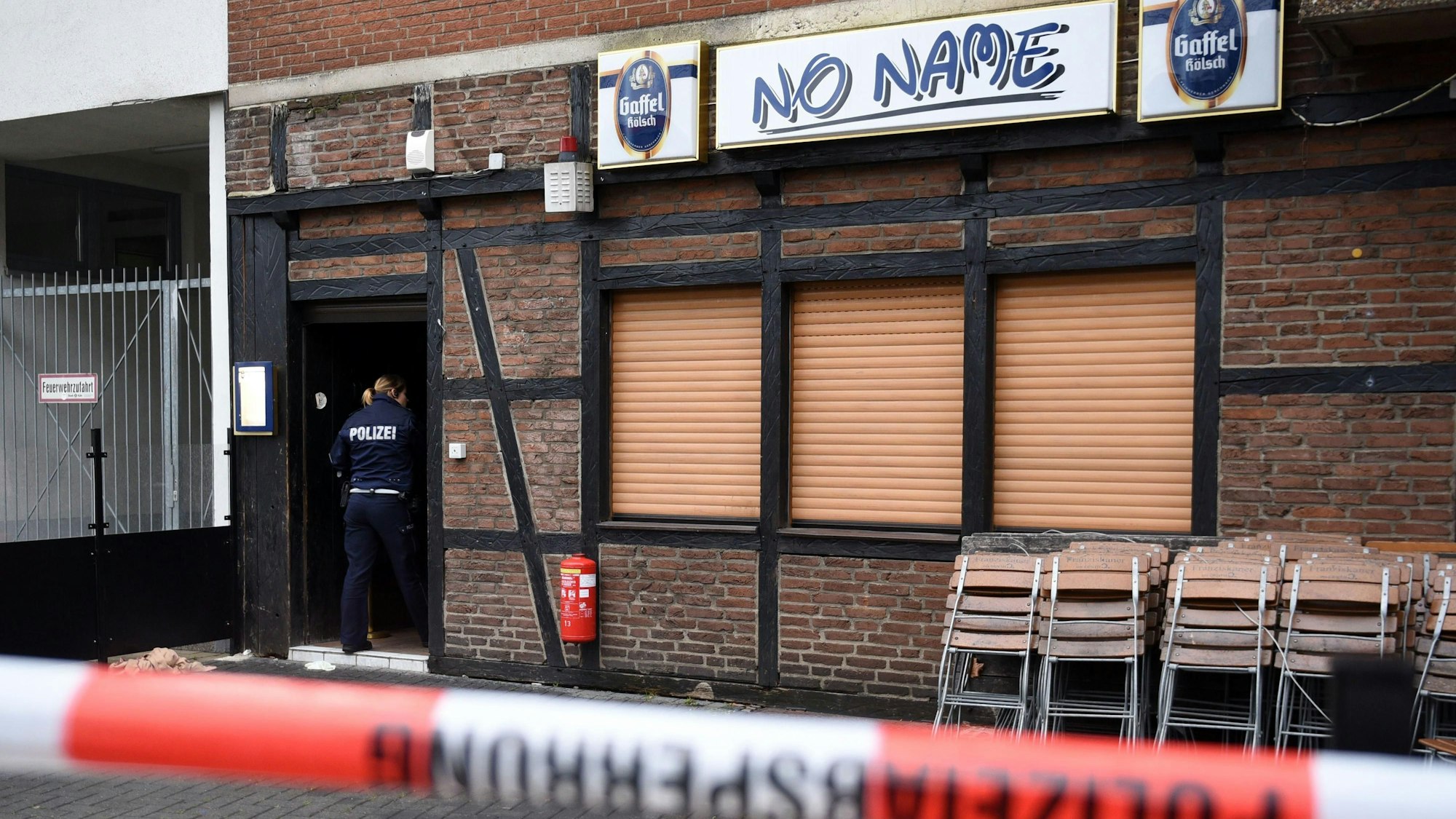 Eine Polizistin am Tatort in Nippes im Jahr 2015