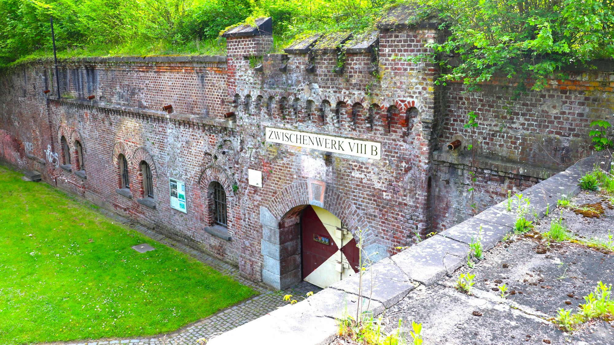 Die äußere Ziegelsteinmauer des Zwischenwerk VIIIb in Köln.
