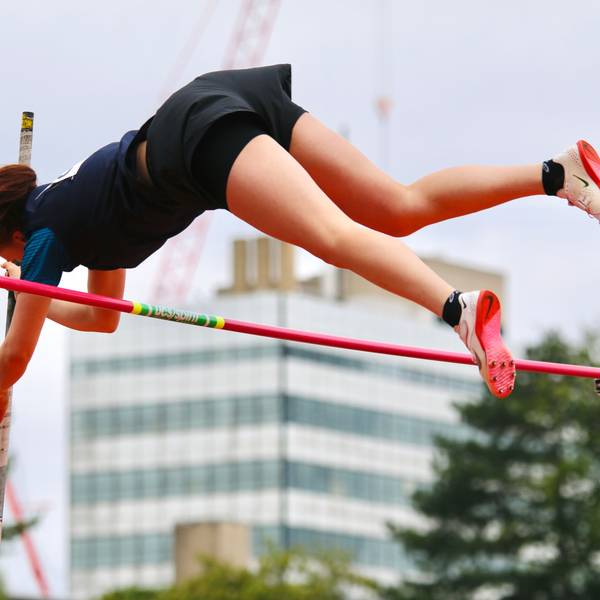 Polina Stepanchenko macht Stabhochsprung.