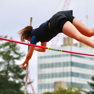 Polina Stepanchenko macht Stabhochsprung.
