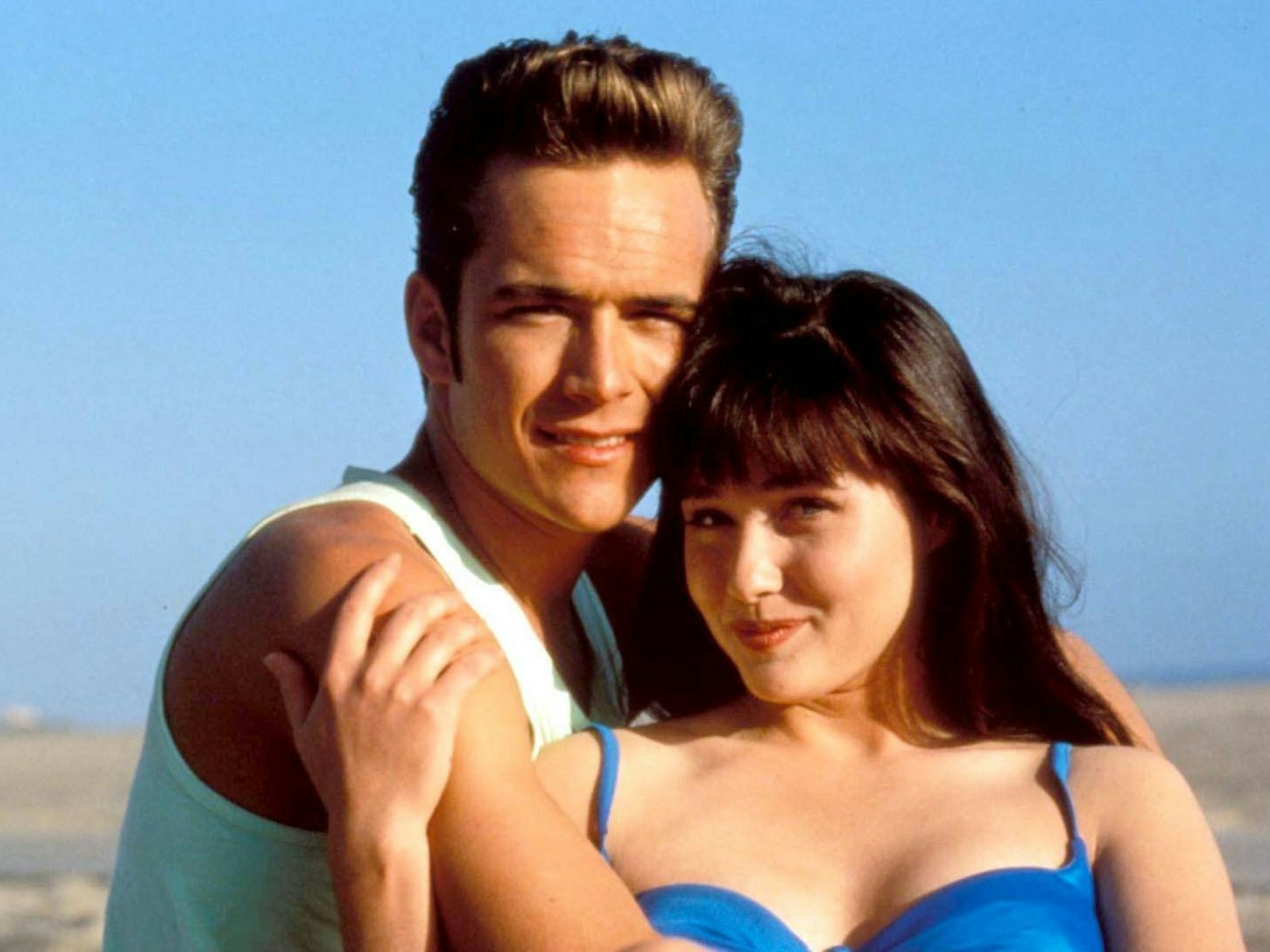 Luke Perry und Shannen Doherty halten sich im Arm.
