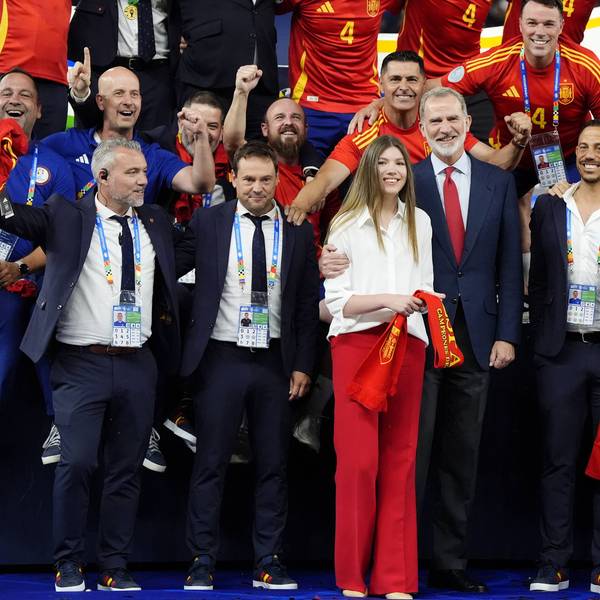 König Felipe VI. und Infantin Sofia feiern mit dem spanischen Trainerstab den Sieg gegen England nach dem Finale der UEFA Euro 2024 im Olympiastadion.