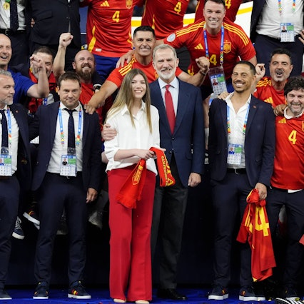 König Felipe VI. und Infantin Sofia feiern mit dem spanischen Trainerstab den Sieg gegen England nach dem Finale der UEFA Euro 2024 im Olympiastadion.