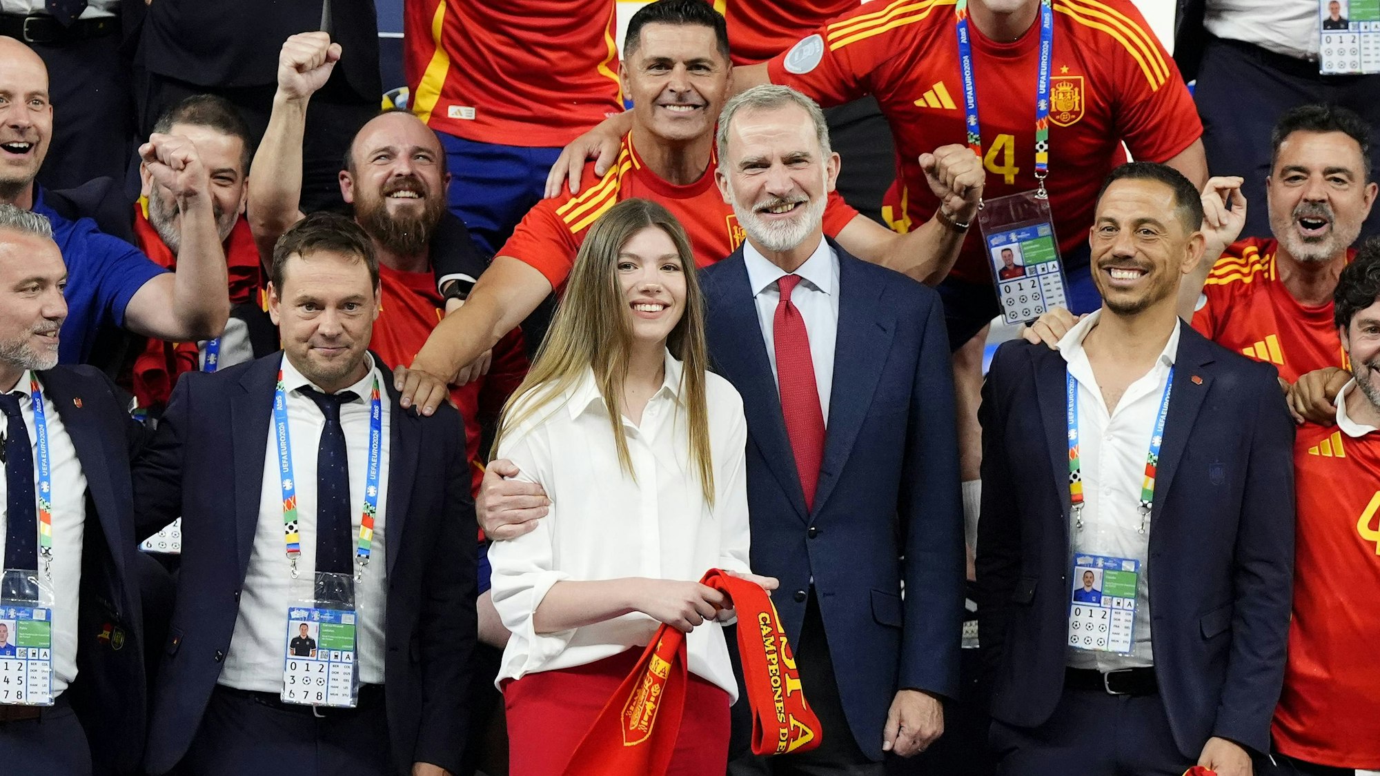 König Felipe VI. und Infantin Sofia feiern mit dem spanischen Trainerstab den Sieg gegen England nach dem Finale der UEFA Euro 2024 im Olympiastadion.