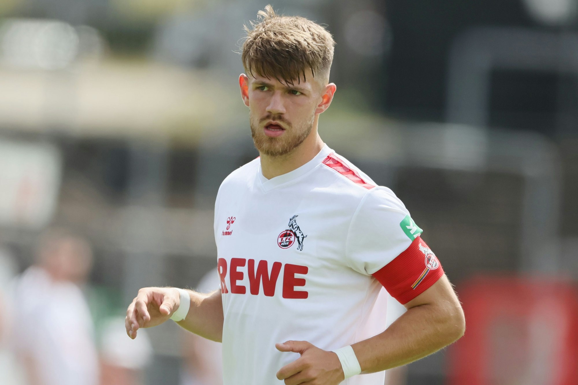 Jan Thielmann vom 1. FC Köln hat im Testspiel gegen Poll die Kapitänsbinde übernommen.