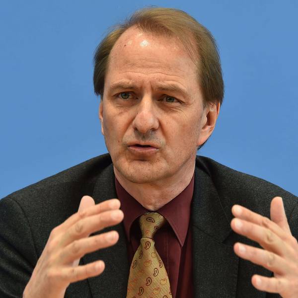 Dirk Messner, UBA-Präsident, gestikuliert vor einem einfarbigen Hintergrund. (Archivbild)