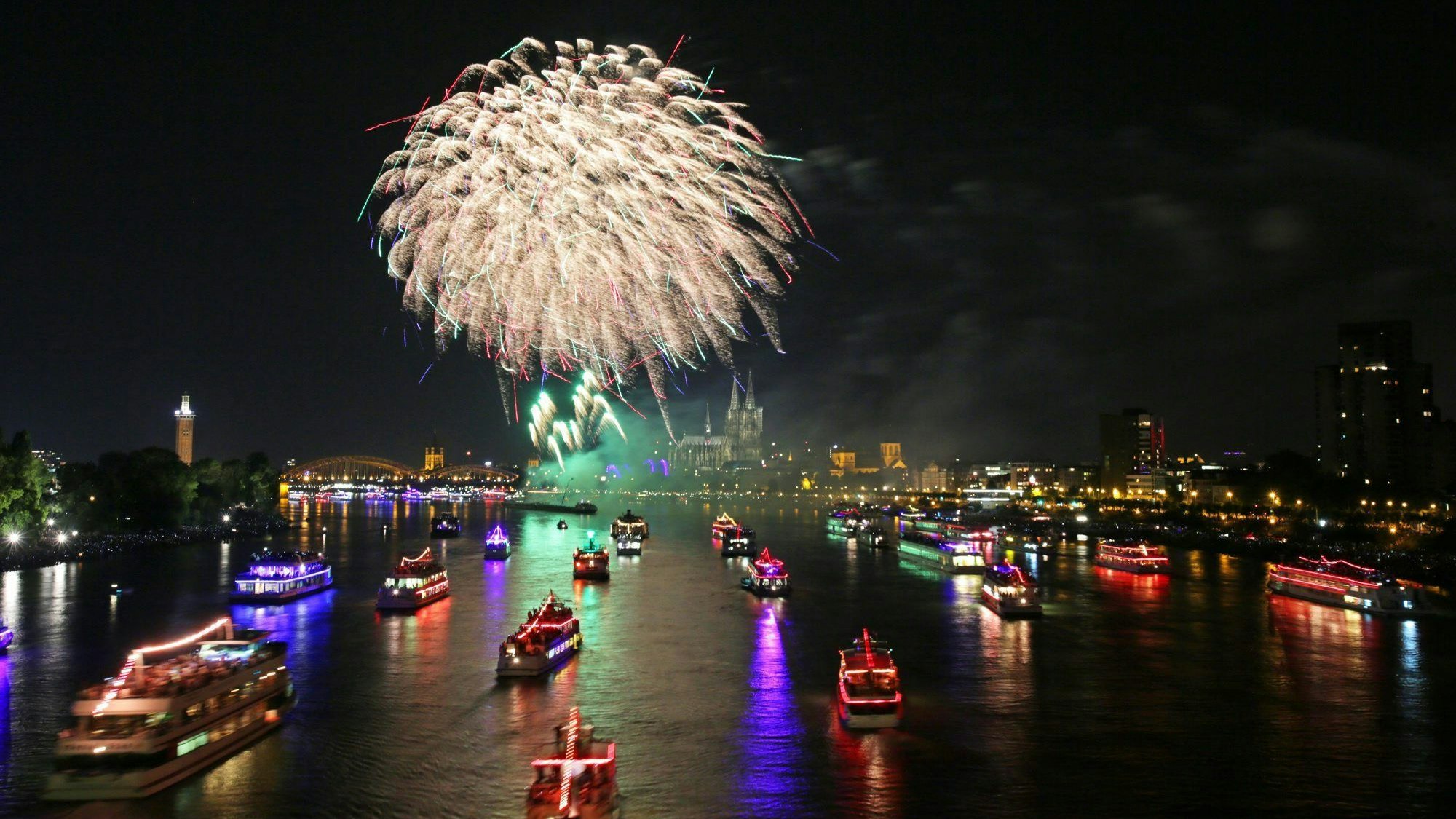 Die Kölner Lichter vor zehn Jahren: So aufwendig wie damals wird die Feuerwerk-Show nicht mehr werden.