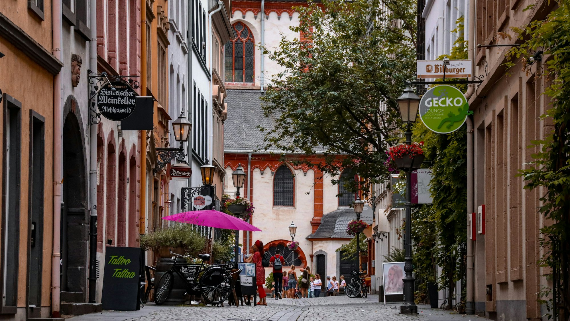 Altstadt-Gasse mit Weinstuben in Koblenz