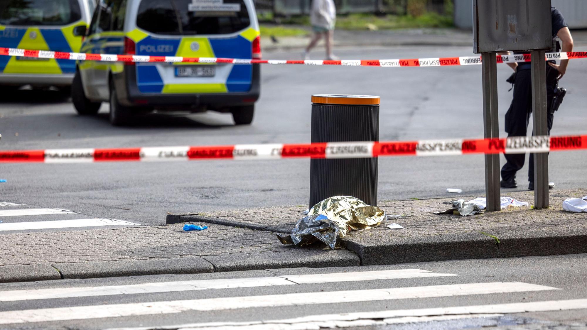 Einsatzkräfte der Polizei sind am Bonner Busbahnhof im Einsatz.