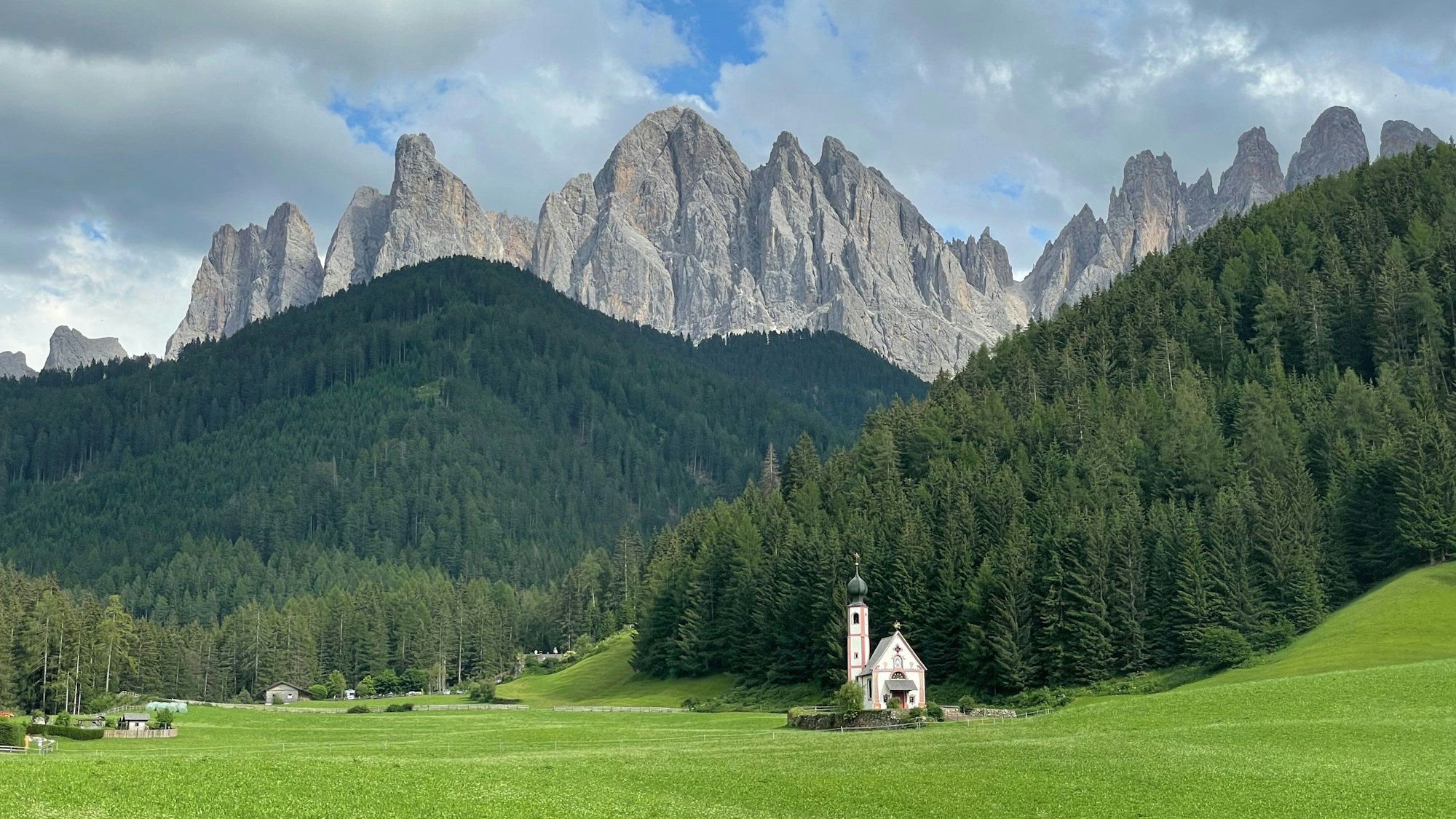 Foto-Hotspot in den Dolomiten. Das Kirchlein St. Johann zu Ranui vor den Zacken der Geislergruppe ist eine der bekanntesten Fotolocation in den Alpen und lockt unzählige Foto-Fans an.