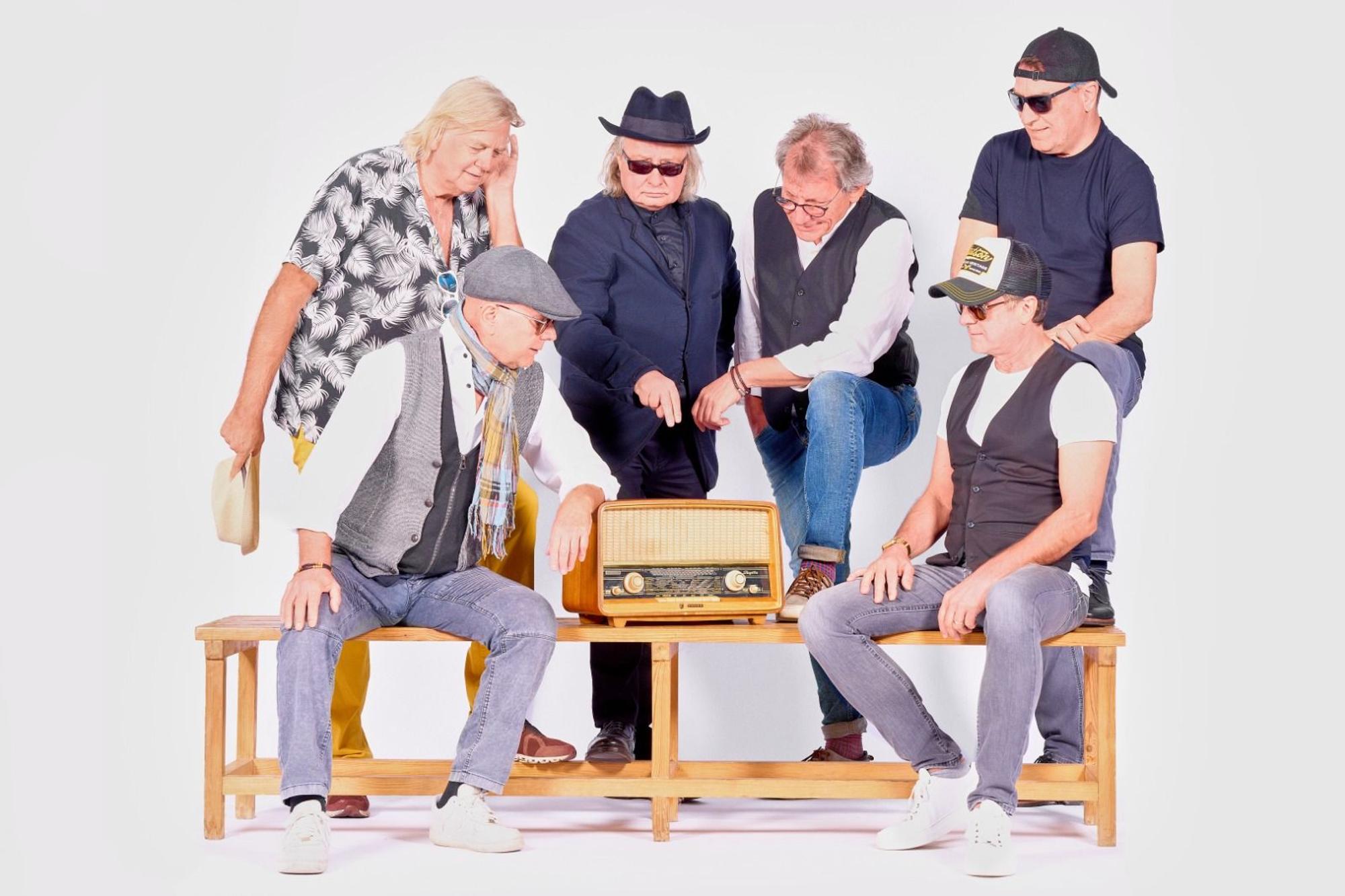 Auf dem Bild ist eine Musikgruppe zu sehen.