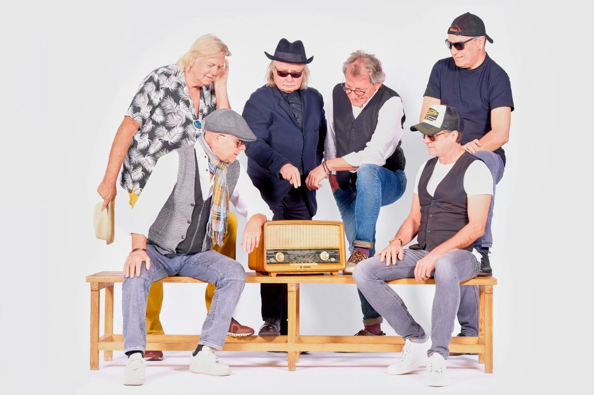 Auf dem Bild ist eine Musikgruppe zu sehen.