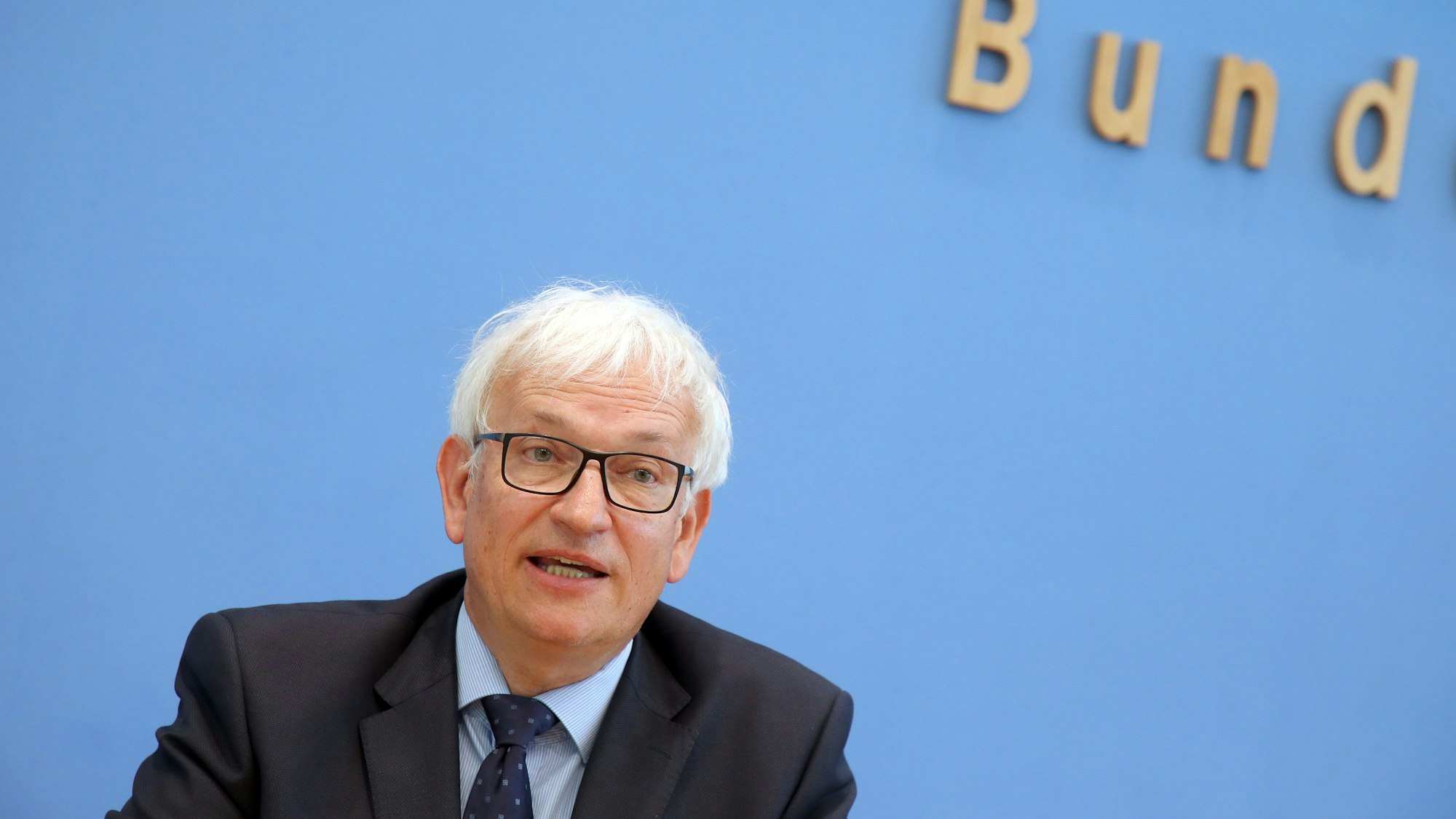 Jürgen Resch, Bundesgeschäftsführer der Deutschen Umwelthilfe, beantwortet 2022 auf einer Pressekonferenz der Deutschen Umwelthilfe Fragen von Journalisten zu Zwischenbilanz und zu ihren 40 Klagen auf saubere Luft.