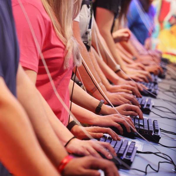 Messebesucher testen ein Computerspiel auf der Kölner Videospielmesse Gamescom.