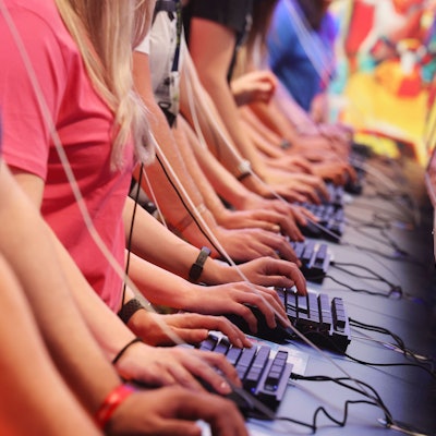 Messebesucher testen ein Computerspiel auf der Kölner Videospielmesse Gamescom.