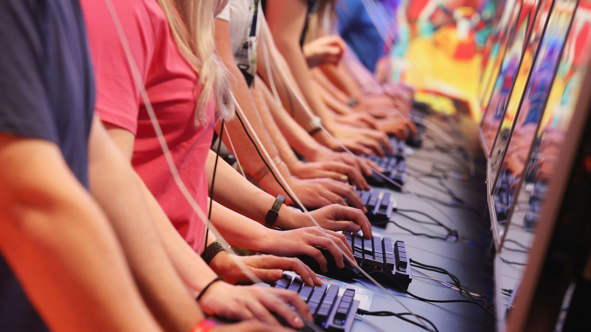 Messebesucher testen ein Computerspiel auf der Kölner Videospielmesse Gamescom.