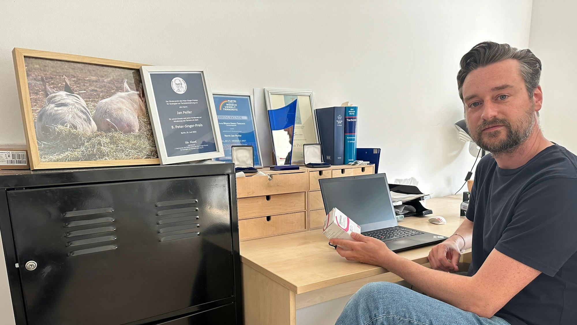 Jan Peifer vom Tierrechtsverein Aninova sitzt am Schreibtisch in Büro des Vereines.