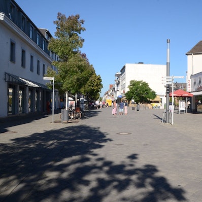 Troisdorf Belebung der Innenstadt
Mehr Grün in der Fußgängerzone wünschen sich die Kommunalpolitiker; dagegen steht der Architekt, der sein Copyright geltend macht.