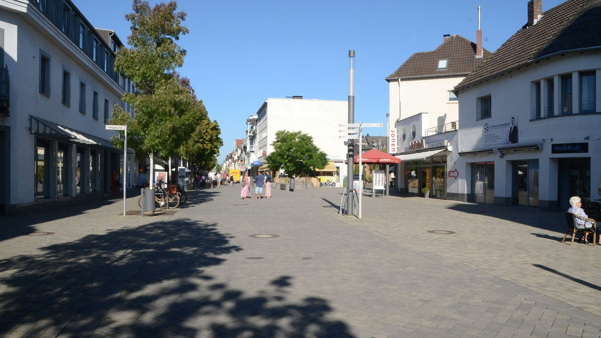 Troisdorf Belebung der Innenstadt
Mehr Grün in der Fußgängerzone wünschen sich die Kommunalpolitiker; dagegen steht der Architekt, der sein Copyright geltend macht.