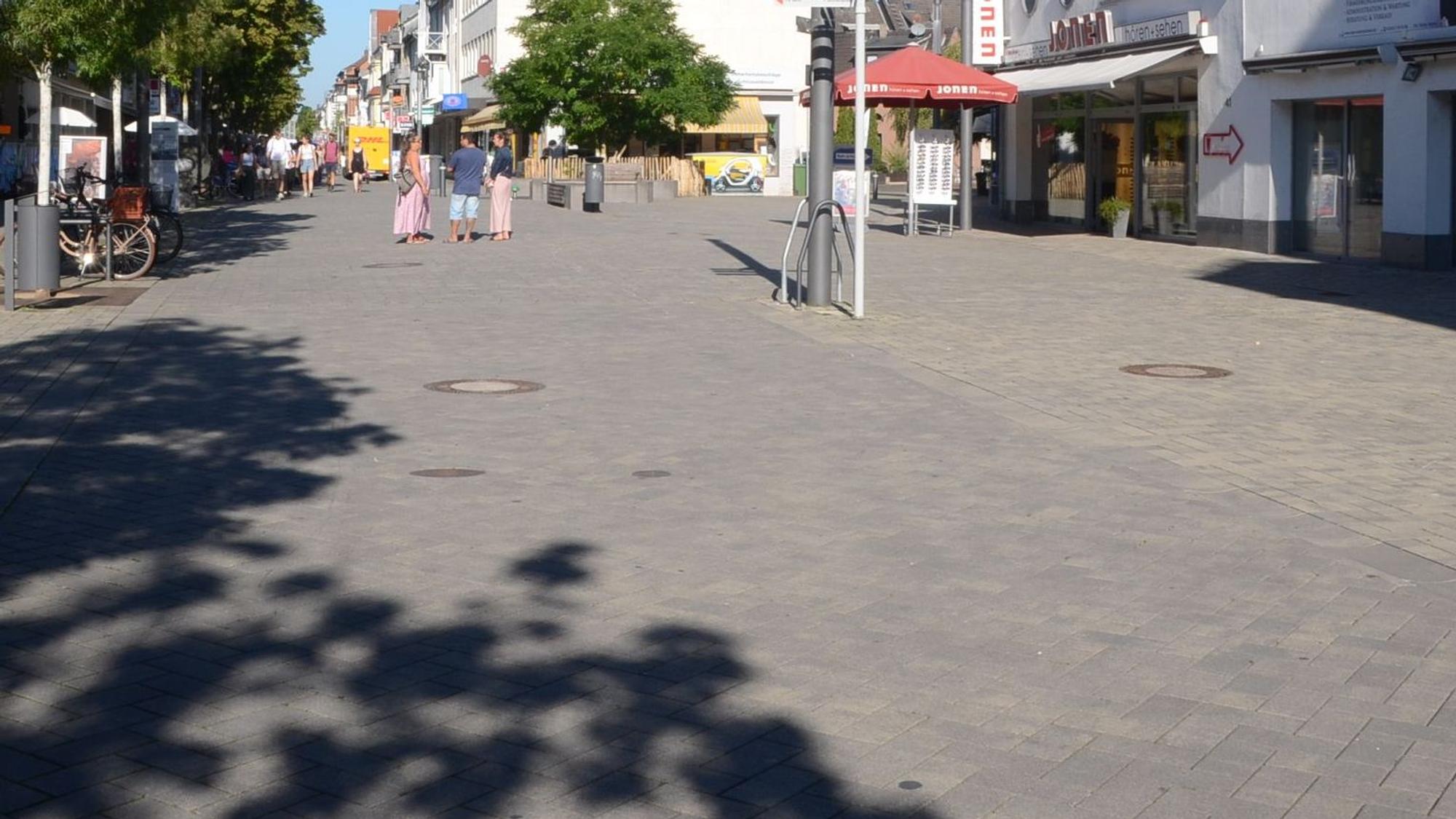 Mehr Grün in der Fußgängerzone in Troisdorf wünschen sich die Kommunalpolitiker; dagegen steht der Architekt, der sein Copyright geltend macht.