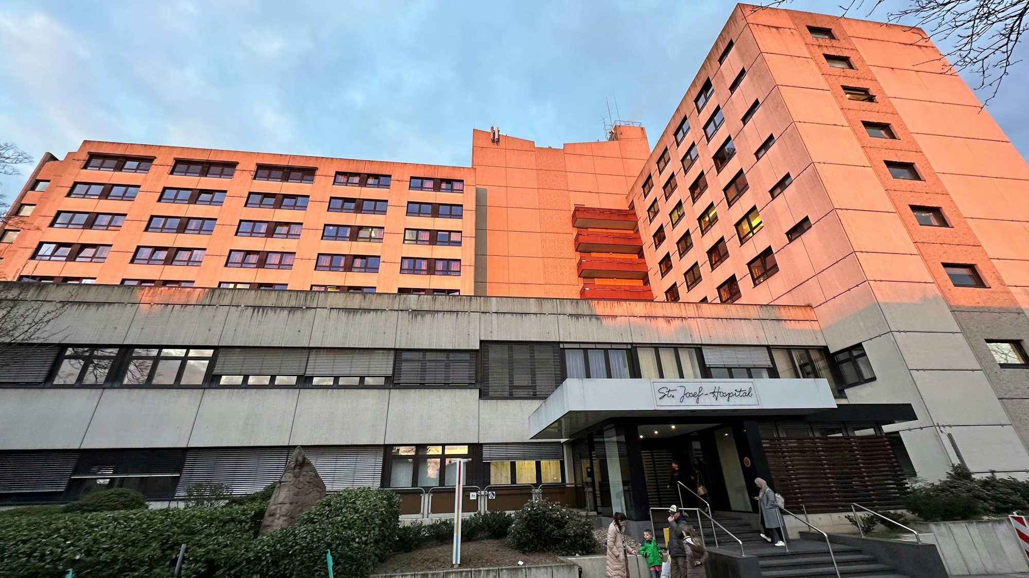 Hier strahlt die Sonne das Troisdorfer Krankenhaus auf ungewöhnliche Weise an.