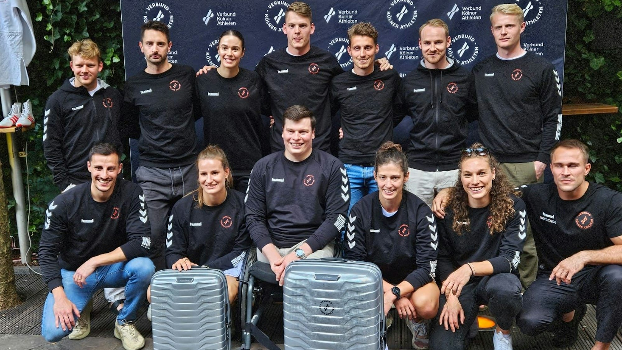 Der Verbund Kölner Athleten, oben (v.r.): Tom Grambusch (Hockey), Christopher Rühr (Hockey), Johannes Grosse (Hockey), Jean Danneberg (Hockey), Steffi von Berge (Boxen), Matyas Szabo (Fechten), Thies Prinz (Hockey). Unten (v.r.): Alexander Wieczerzak, (Judo), Leonie Fiebig (Bob), Miriam Butkereit (Judo), Lukas Schiwy (Sitzvolleyball), Anna-Maria Wagner (Judo), Timur Oruz (Hockey)