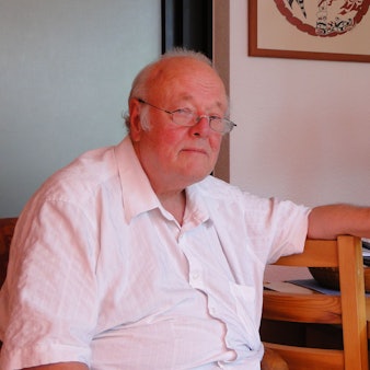 Kinderarzt Detlev Geiß in seinem Arbeitszimmer.