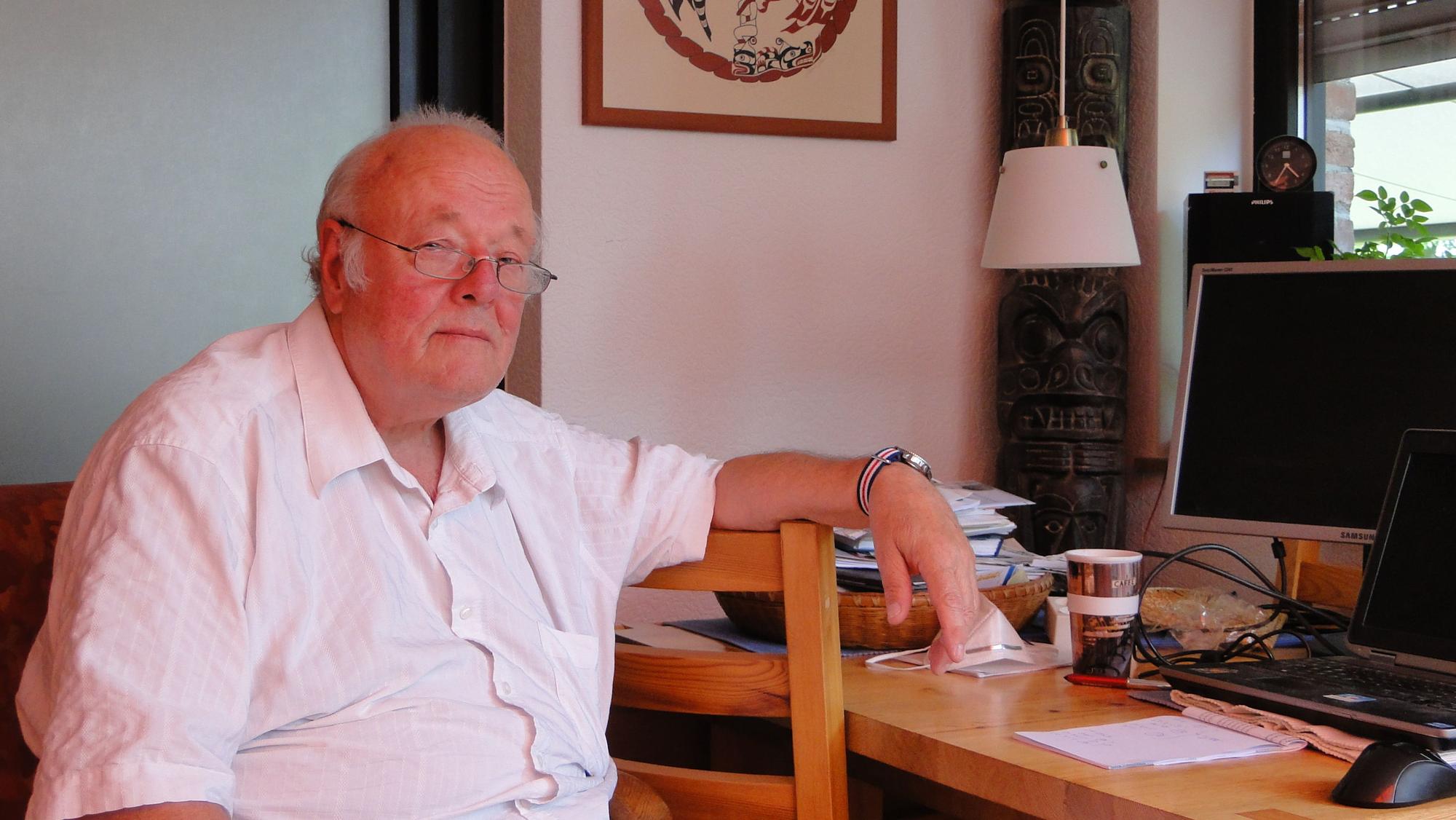 Detlev Geiß in seinem Arbeitszimmer: Als Kinderarzt stellte er über Jahrzehnte eine gute Seele Chorweilers dar.
