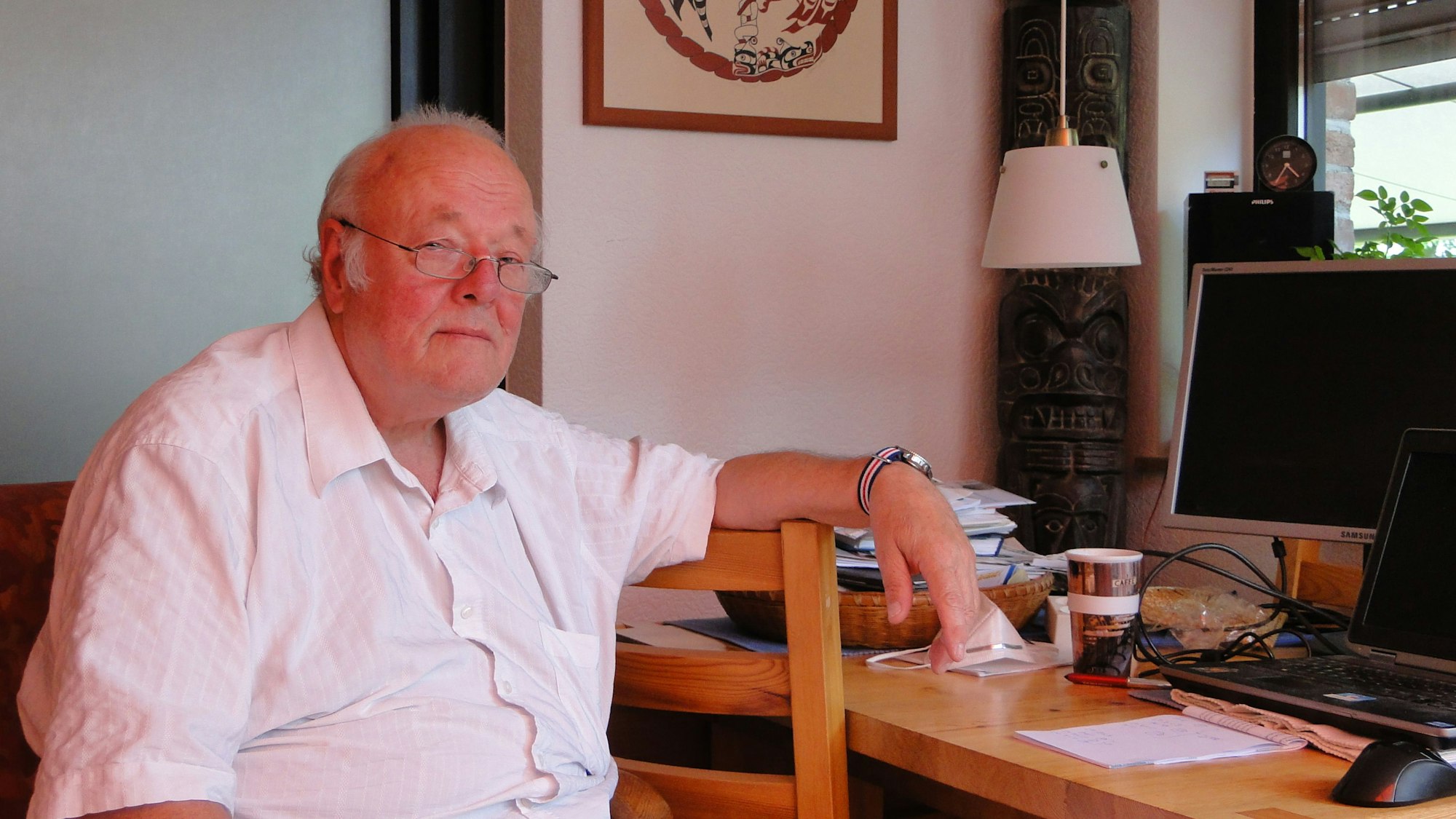 Kinderarzt Detlev Geiß in seinem Arbeitszimmer.