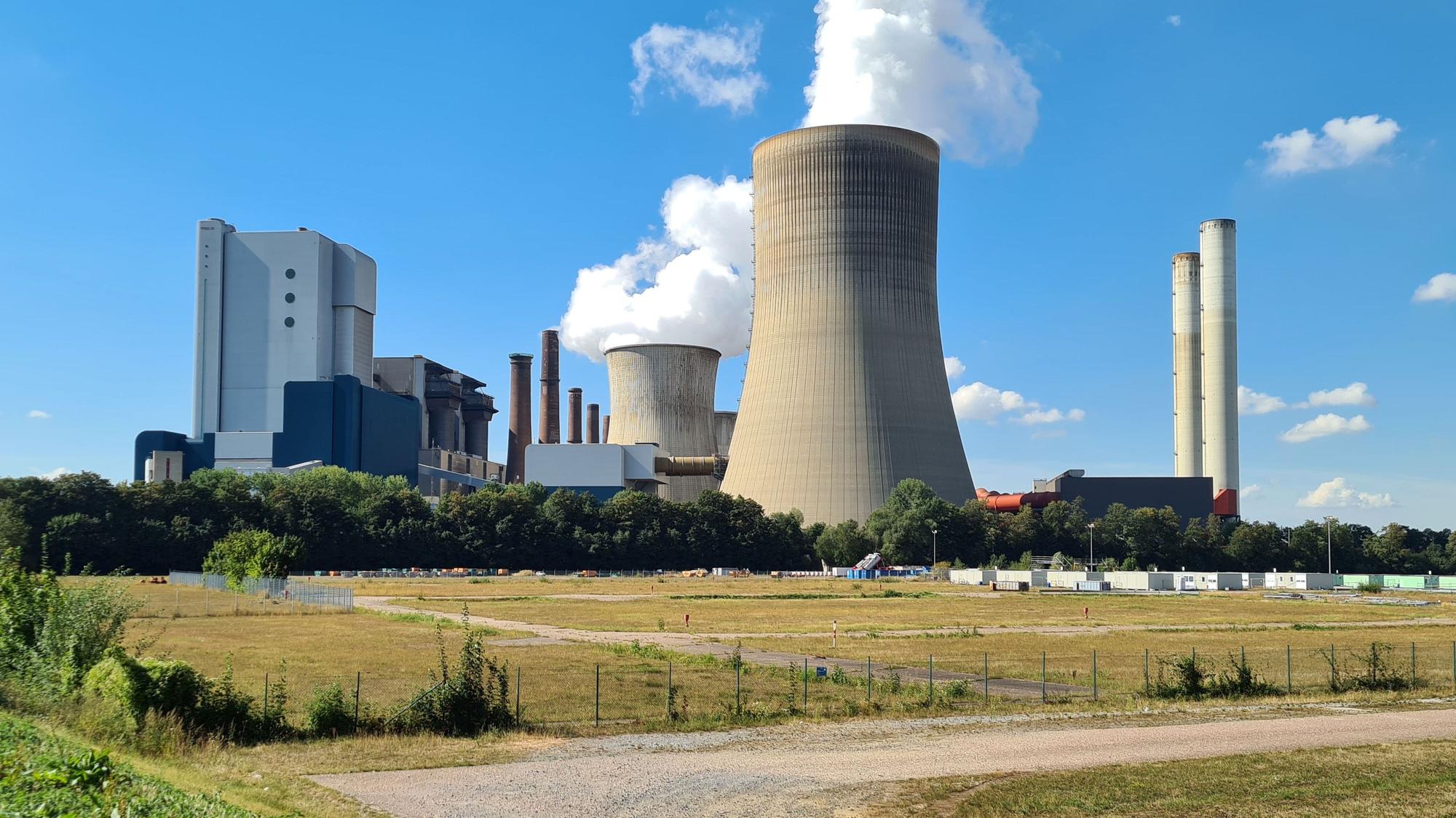 Das Bild zeigt eine Freifläche vor dem Kraftwerk Niederaußem