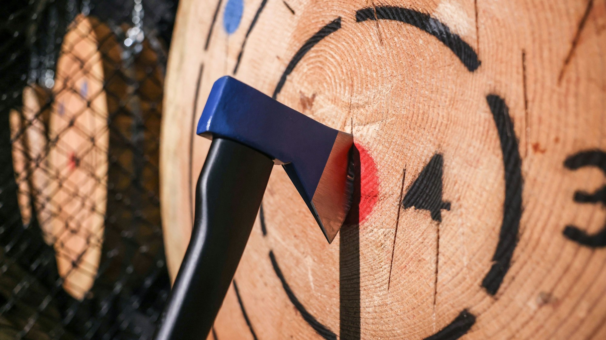 Damit die Axt ihr Ziel trifft, sind viel Gefühl und die richtigen Bewegungsabläufe wichtig.