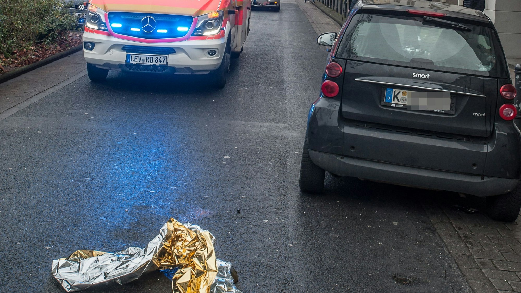 Ein Rettungswagen und eine Rettungsdecke auf der Dönhoffstraße.