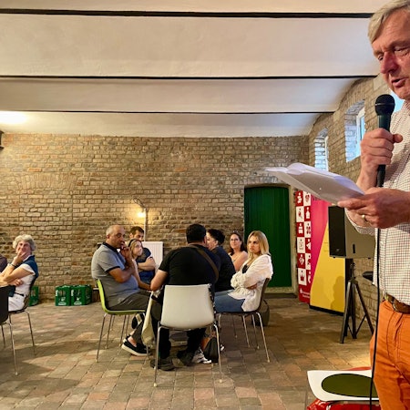 Michael Freiherr Spies von Büllesheim hält eine Rede, an Tischen sitzen Metternicher und hören ihm zu.