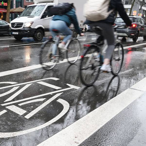 05.03.2024 Köln. Kölner sind keine Schönwetter-Radfahrer. Fahrradfahrer im Regen auf dem Hohenzollernring. Foto: Alexander Schwaiger