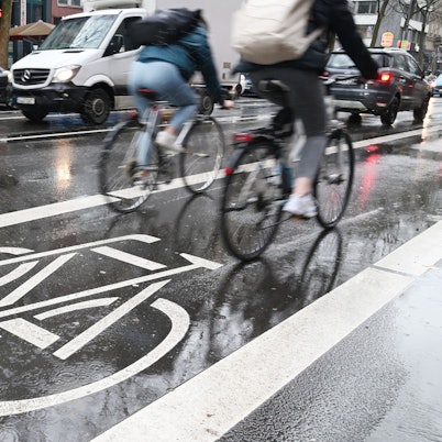 05.03.2024 Köln. Kölner sind keine Schönwetter-Radfahrer. Fahrradfahrer im Regen auf dem Hohenzollernring. Foto: Alexander Schwaiger
