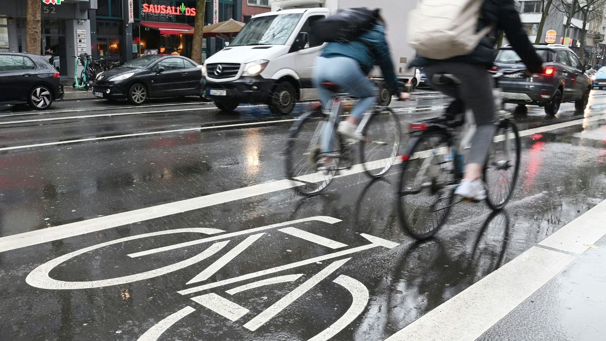 05.03.2024 Köln. Kölner sind keine Schönwetter-Radfahrer. Fahrradfahrer im Regen auf dem Hohenzollernring. Foto: Alexander Schwaiger