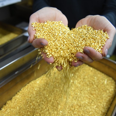 ARCHIV - 28.04.2017, Baden-Württemberg, Pforzheim: Goldgranulat, das einen Feingoldgehalt von 99,99 Prozent hat, rieselt bei der Firma Allgemeine Gold- und Silberscheideanstalt AG Agosi in Pforzheim (Baden-Württemberg) durch zwei Hände. In Köln ist Goldgranulat im Wert von einer Million Euro gestohlen worden. (zu dpa: «Gold-Diebstahl am Kölner Flughafen: Gesuchter Mann ermittelt») Foto: Uli Deck/dpa +++ dpa-Bildfunk +++